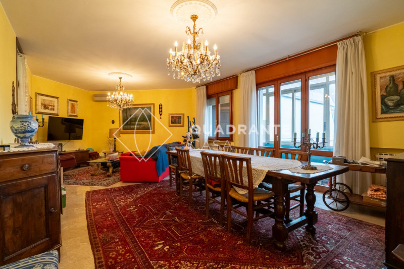 In pieno centro ad Abano Terme, nella zona Pescarini, proponiamo in vendita un esclusivo appartam...