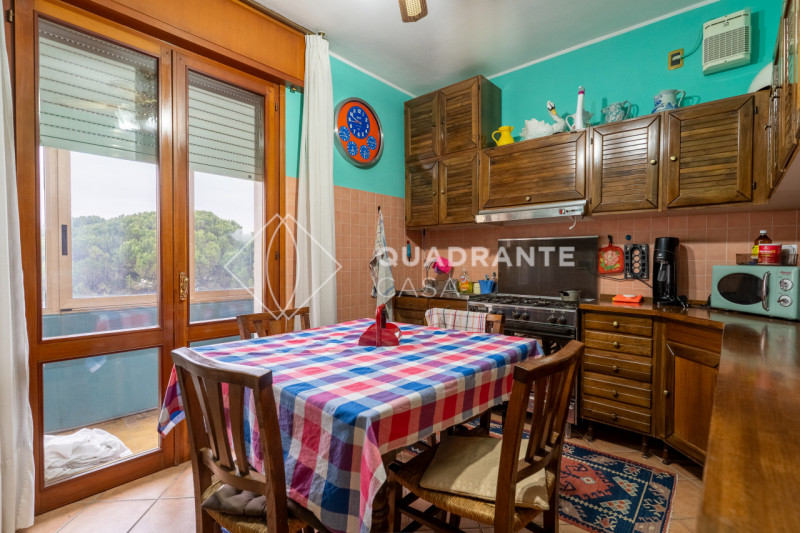 In pieno centro ad Abano Terme, nella zona Pescarini, proponiamo in vendita un esclusivo appartam...