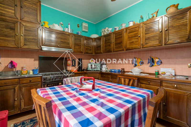 In pieno centro ad Abano Terme, nella zona Pescarini, proponiamo in vendita un esclusivo appartam...