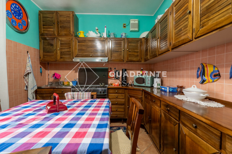 In pieno centro ad Abano Terme, nella zona Pescarini, proponiamo in vendita un esclusivo appartam...