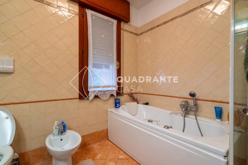 In pieno centro ad Abano Terme, nella zona Pescarini, proponiamo in vendita un esclusivo appartam...