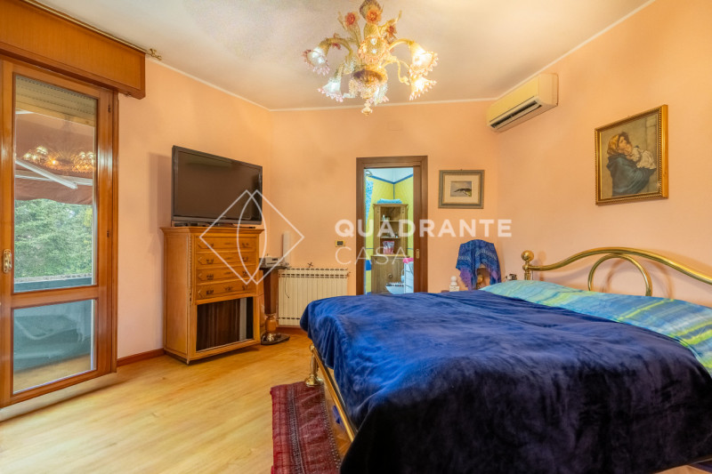 In pieno centro ad Abano Terme, nella zona Pescarini, proponiamo in vendita un esclusivo appartam...