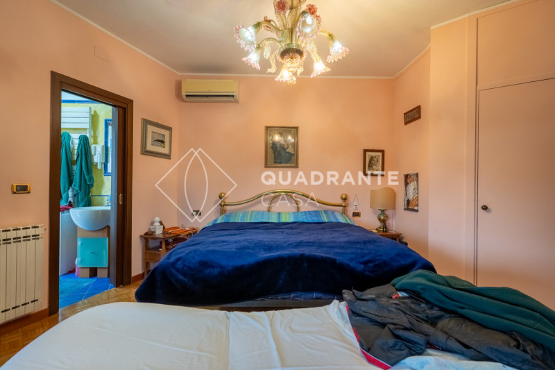 In pieno centro ad Abano Terme, nella zona Pescarini, proponiamo in vendita un esclusivo appartam...