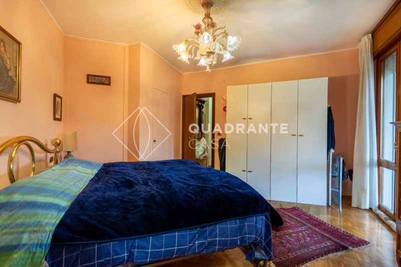 In pieno centro ad Abano Terme, nella zona Pescarini, proponiamo in vendita un esclusivo appartam...