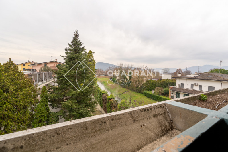 In pieno centro ad Abano Terme, nella zona Pescarini, proponiamo in vendita un esclusivo appartam...