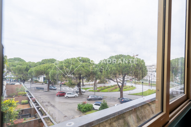 In pieno centro ad Abano Terme, nella zona Pescarini, proponiamo in vendita un esclusivo appartam...