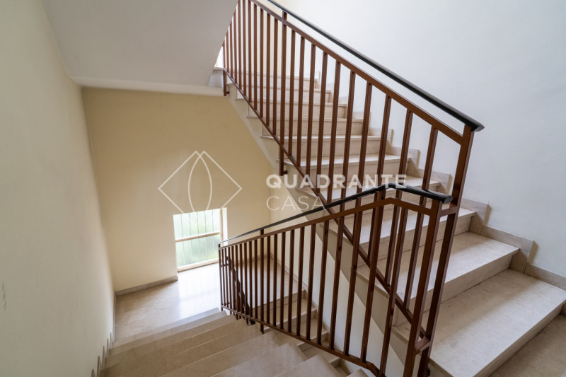 In pieno centro ad Abano Terme, nella zona Pescarini, proponiamo in vendita un esclusivo appartam...