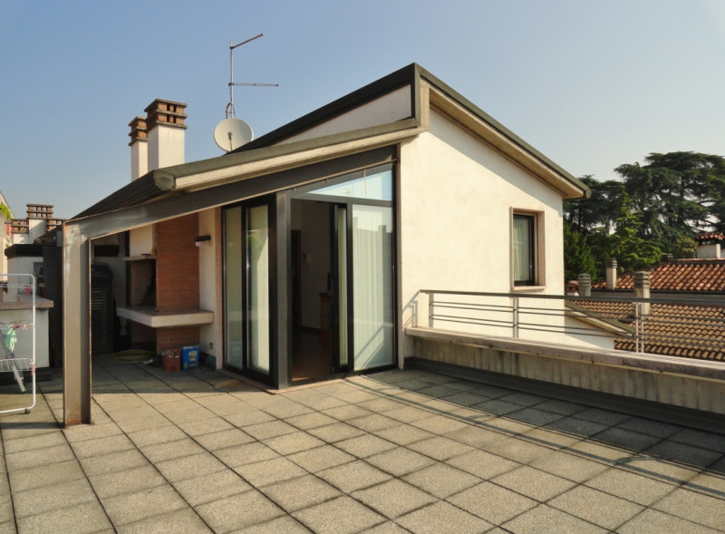 VICENZA - OVEST: PIACEVOLE MIDI MANSARDATO CON BELLA TERRAZZA DI 25 MQ E POSTO AUTO COPERTO DI PE...