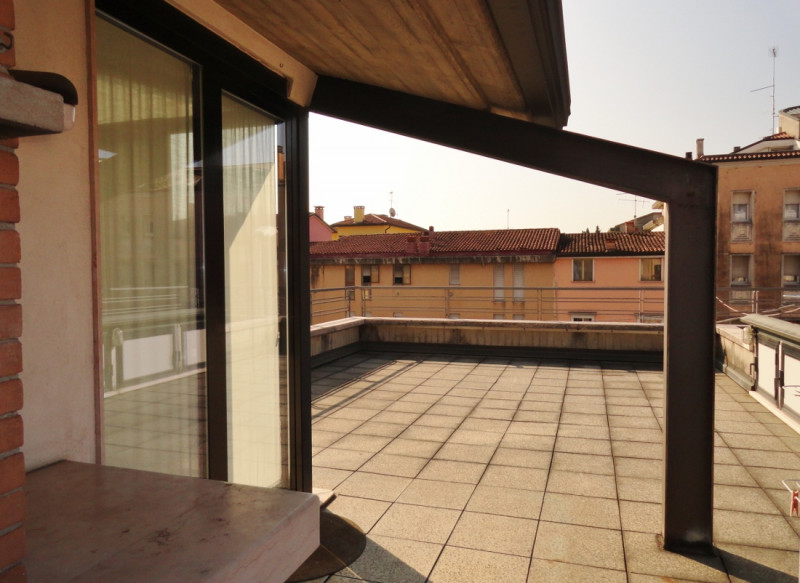 VICENZA - OVEST: PIACEVOLE MIDI MANSARDATO CON BELLA TERRAZZA DI 25 MQ E POSTO AUTO COPERTO DI PE...