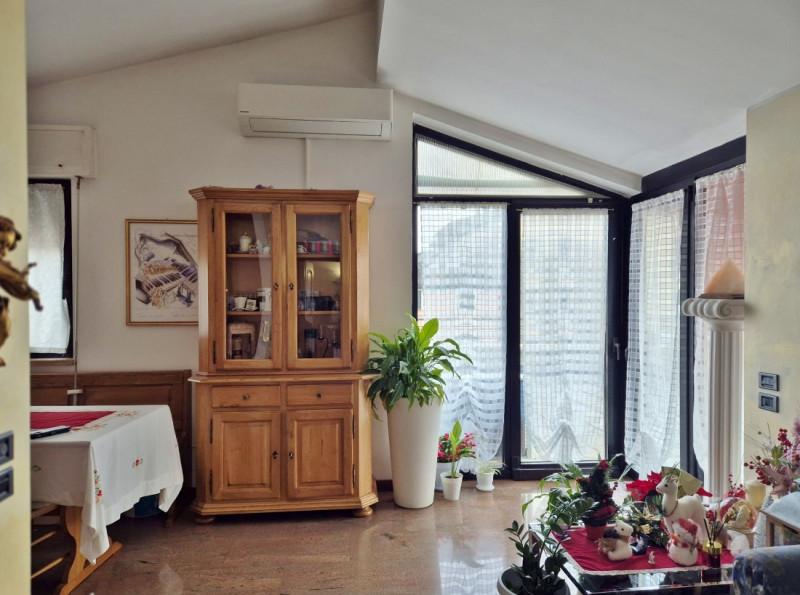 MIDI ATTICO MANSARDATO E ARREDATO - Rif. 8319
In zona residenziale e ben servita a San Lazzaro (V...