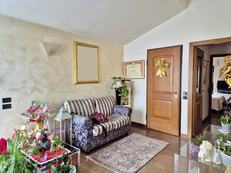 MIDI ATTICO MANSARDATO E ARREDATO - Rif. 8319
In zona residenziale e ben servita a San Lazzaro (V...