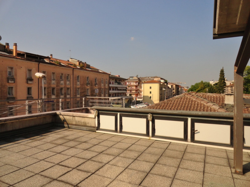 VICENZA - OVEST: PIACEVOLE MIDI MANSARDATO CON BELLA TERRAZZA DI 25 MQ E POSTO AUTO COPERTO DI PE...