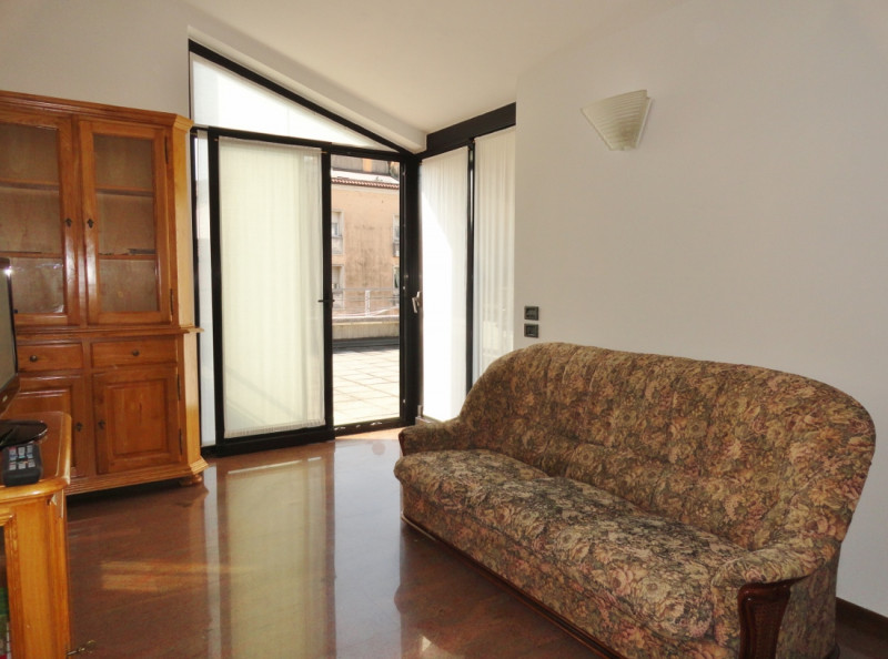 VICENZA - OVEST: PIACEVOLE MIDI MANSARDATO CON BELLA TERRAZZA DI 25 MQ E POSTO AUTO COPERTO DI PE...