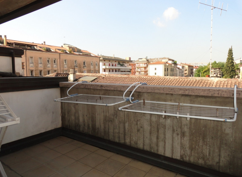 VICENZA - OVEST: PIACEVOLE MIDI MANSARDATO CON BELLA TERRAZZA DI 25 MQ E POSTO AUTO COPERTO DI PE...