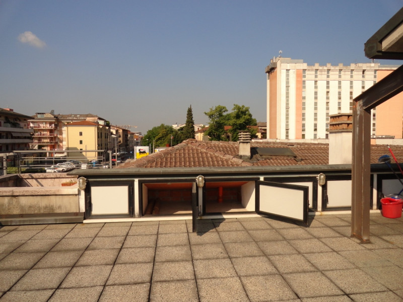 VICENZA - OVEST: PIACEVOLE MIDI MANSARDATO CON BELLA TERRAZZA DI 25 MQ E POSTO AUTO COPERTO DI PE...