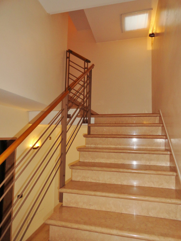 VICENZA - OVEST: PIACEVOLE MIDI MANSARDATO CON BELLA TERRAZZA DI 25 MQ E POSTO AUTO COPERTO DI PE...