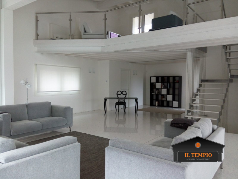 Vicenza-Ferrovieri: questa straordinaria VILLA moderna situata nel cuore di Vicenza, nella tranqu...