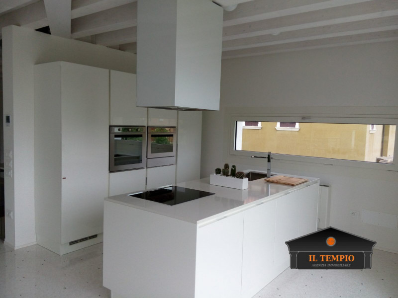 Vicenza-Ferrovieri: questa straordinaria VILLA moderna situata nel cuore di Vicenza, nella tranqu...