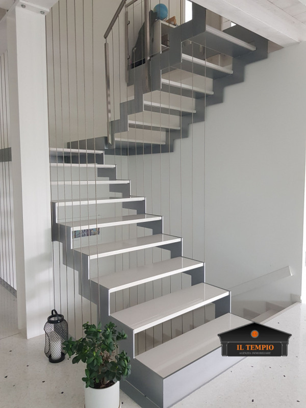 Vicenza-Ferrovieri: questa straordinaria VILLA moderna situata nel cuore di Vicenza, nella tranqu...