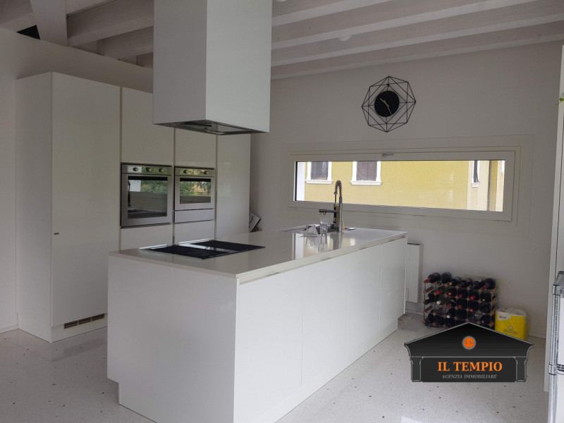 Vicenza-Ferrovieri: questa straordinaria VILLA moderna situata nel cuore di Vicenza, nella tranqu...