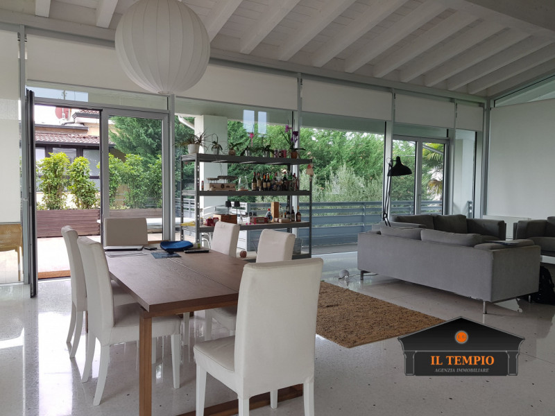 Vicenza-Ferrovieri: questa straordinaria VILLA moderna situata nel cuore di Vicenza, nella tranqu...