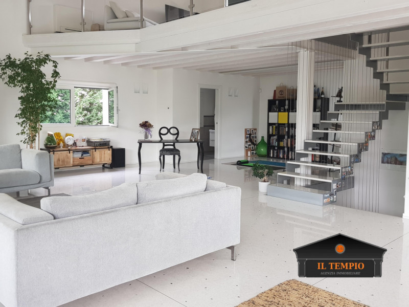 Vicenza-Ferrovieri: questa straordinaria VILLA moderna situata nel cuore di Vicenza, nella tranqu...