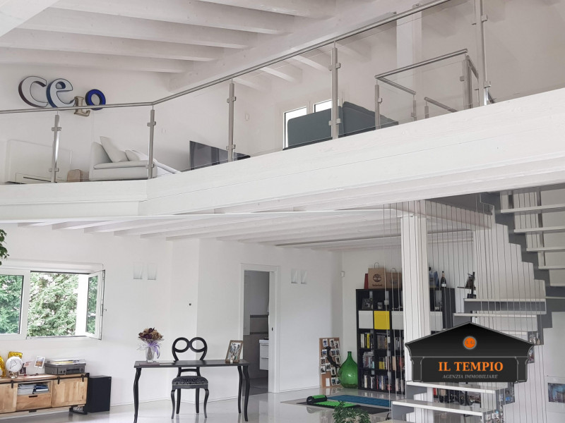 Vicenza-Ferrovieri: questa straordinaria VILLA moderna situata nel cuore di Vicenza, nella tranqu...