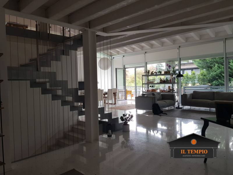 Vicenza-Ferrovieri: questa straordinaria VILLA moderna situata nel cuore di Vicenza, nella tranqu...