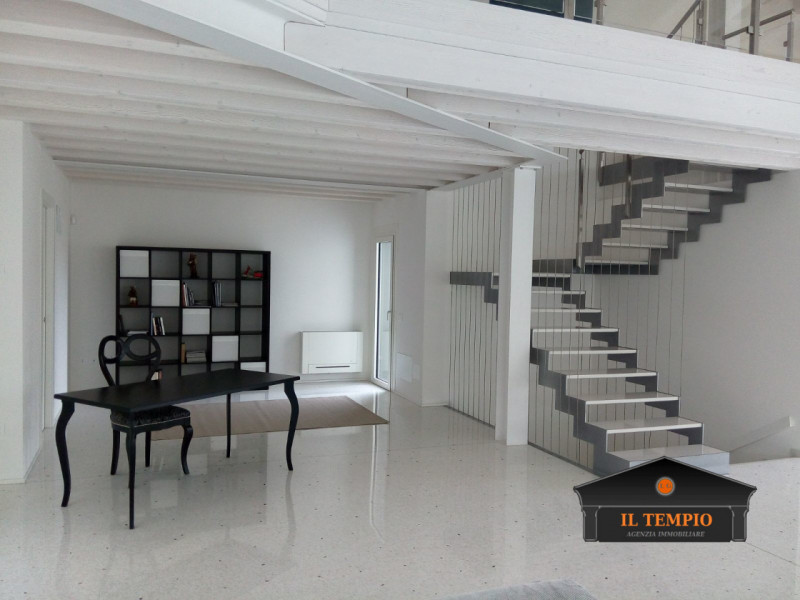 Vicenza-Ferrovieri: questa straordinaria VILLA moderna situata nel cuore di Vicenza, nella tranqu...