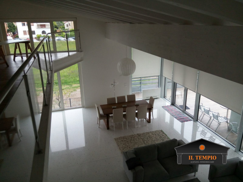 Vicenza-Ferrovieri: questa straordinaria VILLA moderna situata nel cuore di Vicenza, nella tranqu...