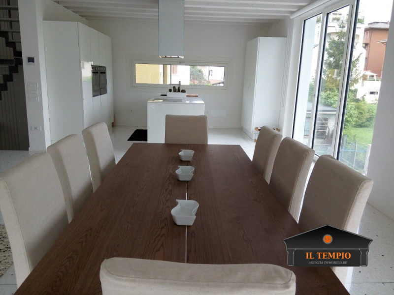 Vicenza-Ferrovieri: questa straordinaria VILLA moderna situata nel cuore di Vicenza, nella tranqu...