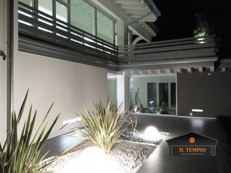 Vicenza-Ferrovieri: questa straordinaria VILLA moderna situata nel cuore di Vicenza, nella tranqu...