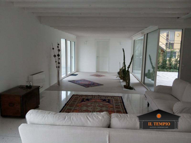 Vicenza-Ferrovieri: questa straordinaria VILLA moderna situata nel cuore di Vicenza, nella tranqu...