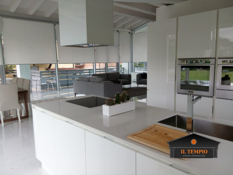 Vicenza-Ferrovieri: questa straordinaria VILLA moderna situata nel cuore di Vicenza, nella tranqu...