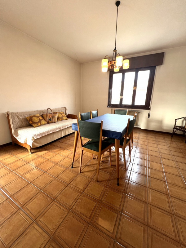 Proponiamo in vendita a Villa del Conte un ampio appartamento di circa 120 mq, situato al primo p...