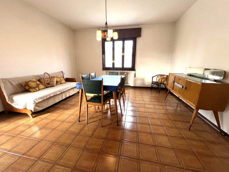 Proponiamo in vendita a Villa del Conte un ampio appartamento di circa 120 mq, situato al primo p...