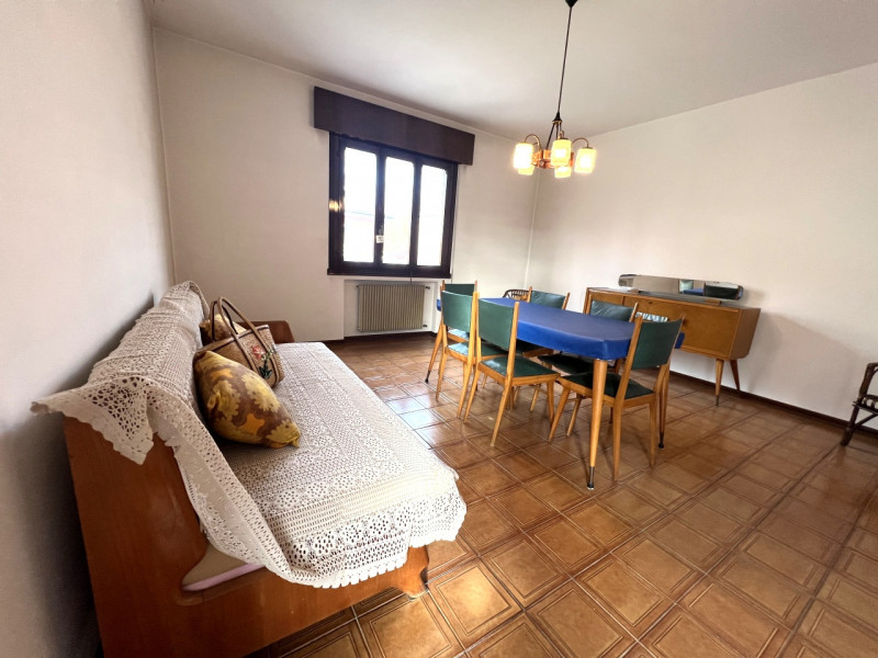 Proponiamo in vendita a Villa del Conte un ampio appartamento di circa 120 mq, situato al primo p...