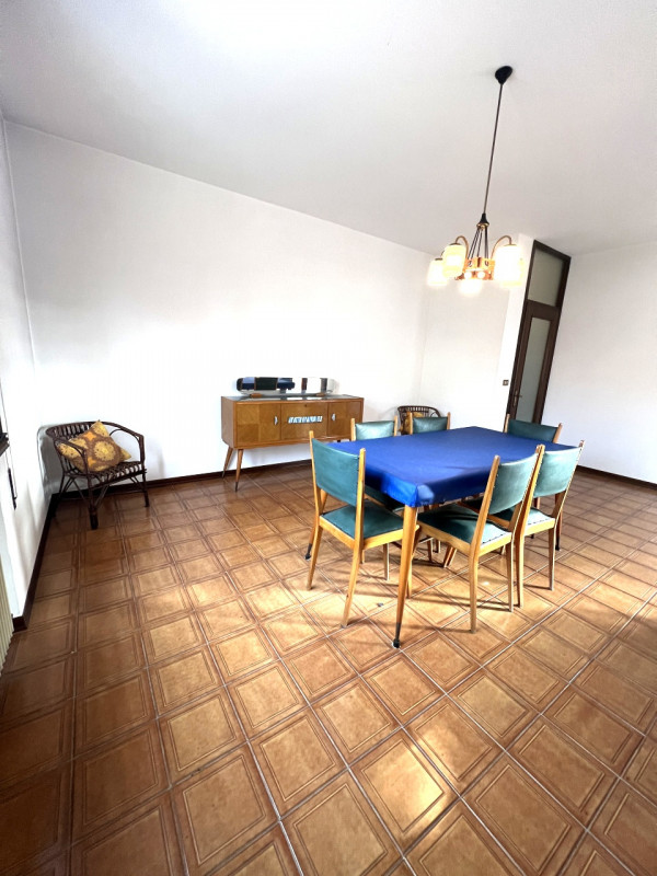 Proponiamo in vendita a Villa del Conte un ampio appartamento di circa 120 mq, situato al primo p...