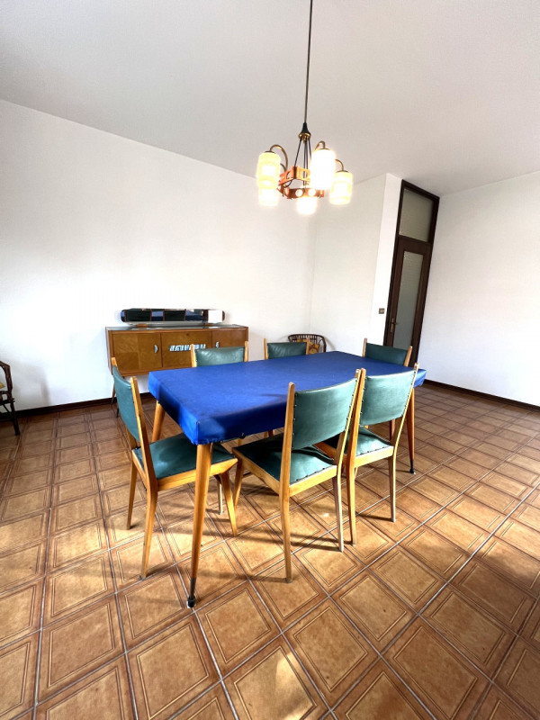 Proponiamo in vendita a Villa del Conte un ampio appartamento di circa 120 mq, situato al primo p...