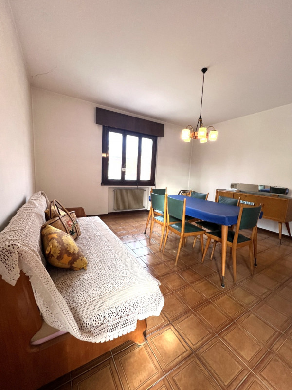 Proponiamo in vendita a Villa del Conte un ampio appartamento di circa 120 mq, situato al primo p...