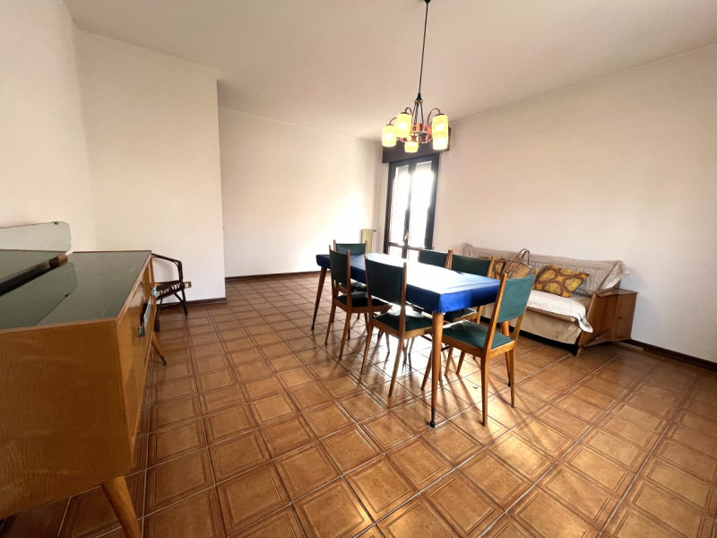 Proponiamo in vendita a Villa del Conte un ampio appartamento di circa 120 mq, situato al primo p...