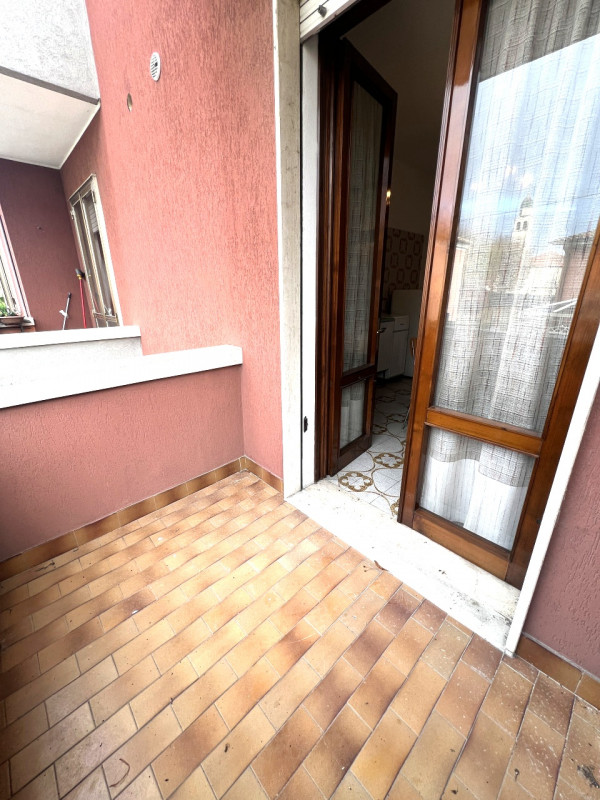 Proponiamo in vendita a Villa del Conte un ampio appartamento di circa 120 mq, situato al primo p...