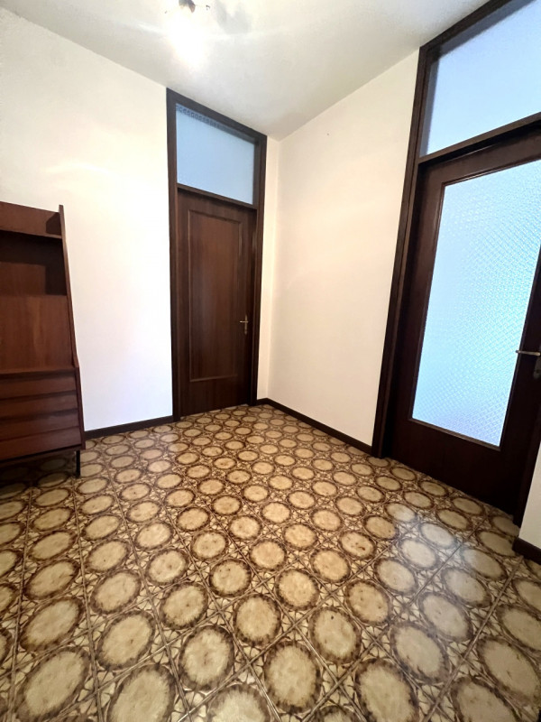 Proponiamo in vendita a Villa del Conte un ampio appartamento di circa 120 mq, situato al primo p...