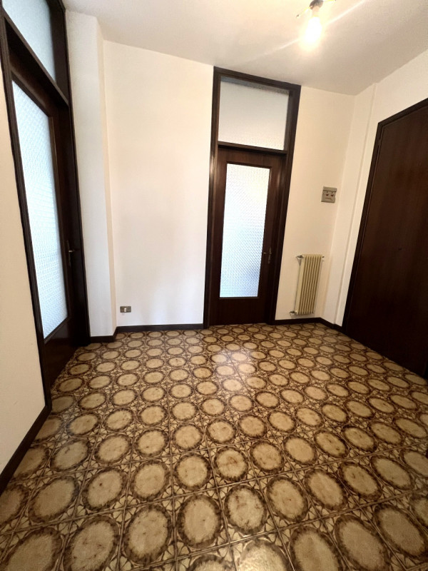 Proponiamo in vendita a Villa del Conte un ampio appartamento di circa 120 mq, situato al primo p...