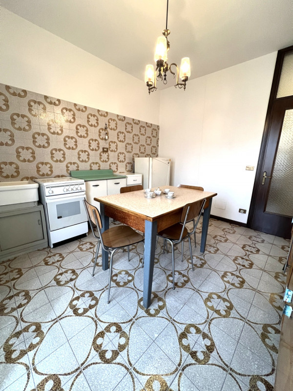 Proponiamo in vendita a Villa del Conte un ampio appartamento di circa 120 mq, situato al primo p...