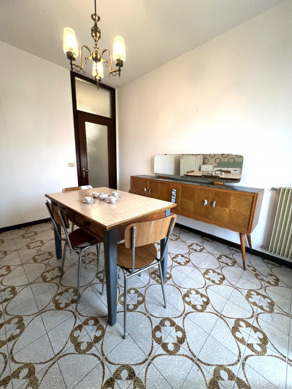 Proponiamo in vendita a Villa del Conte un ampio appartamento di circa 120 mq, situato al primo p...