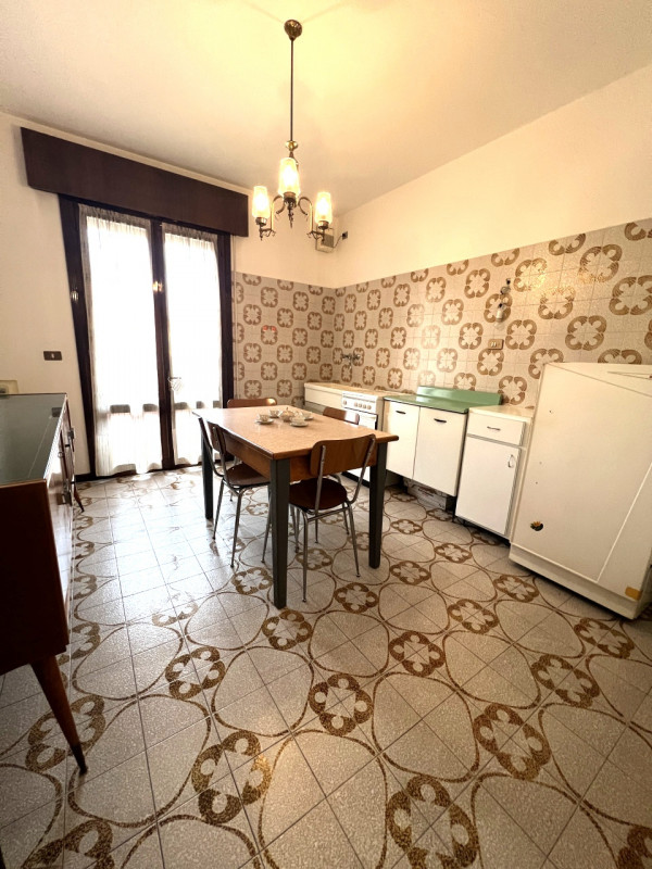 Proponiamo in vendita a Villa del Conte un ampio appartamento di circa 120 mq, situato al primo p...