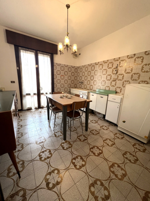 Proponiamo in vendita a Villa del Conte un ampio appartamento di circa 120 mq, situato al primo p...