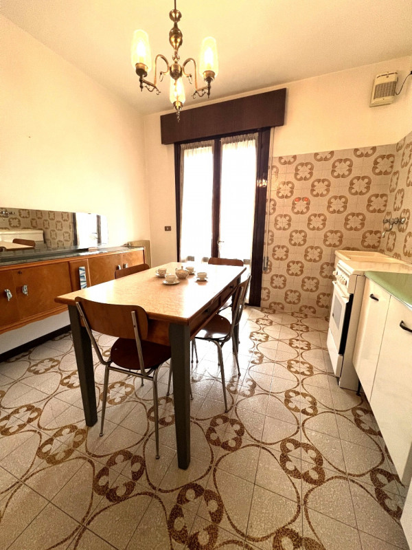 Proponiamo in vendita a Villa del Conte un ampio appartamento di circa 120 mq, situato al primo p...