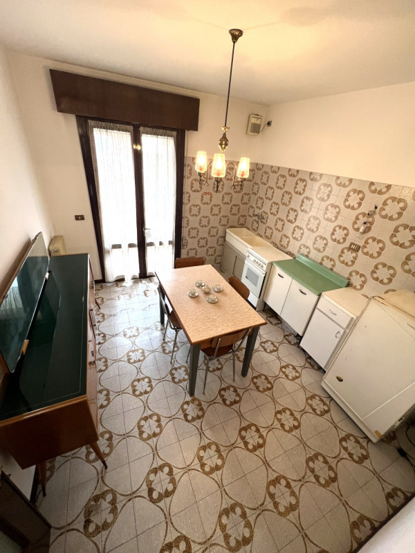 Proponiamo in vendita a Villa del Conte un ampio appartamento di circa 120 mq, situato al primo p...